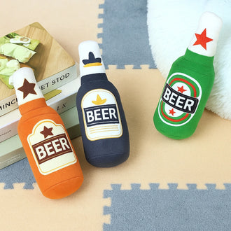 Tre giochi in peluche per cani a forma di bottiglia di birra, morbidi, resistenti e ideali per divertirsi sul tappeto di casa