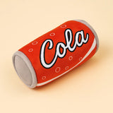 Gioco in peluche per cani a forma di lattina rossa Cola, morbido e stimolante su sfondo beige