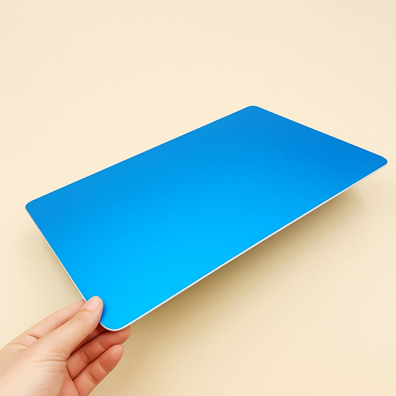 Mano che solleva piastra refrigerante in alluminio con pellicola blu, ambientata su sfondo beige caldo