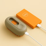 Spazzola per animali collegata a una power bank tramite cavo USB, ideale per l’uso ovunque e in qualsiasi momento