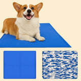 Corgi sdraiato su tappetino rinfrescante blu, con varianti pieghevole e mimetica per l’estate