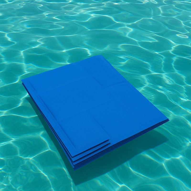 Tappetino blu refrigerante piegato che galleggia in piscina, ideale per cani in estate e giornate calde
