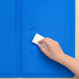 Mano che pulisce tappetino impermeabile blu con spugna, ideale per cani e resistente all’acqua