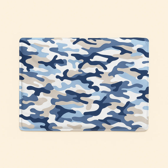 Tappetino refrigerante per cani con stampa camouflage blu e bordo arrotondato, ideale per l’estate