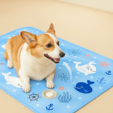 Corgi disteso su tappetino rinfrescante per cani con fantasia marina, ideale per combattere il caldo in modo sicuro