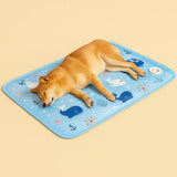 Shiba Inu che dorme su tappetino rinfrescante per cani con fantasia marina – comfort e freschezza estiva