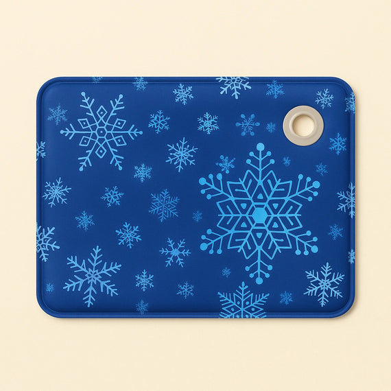 Tappetino refrigerante blu scuro con fiocchi di neve azzurri, perfetto per mantenere freschi i tuoi animali in estate