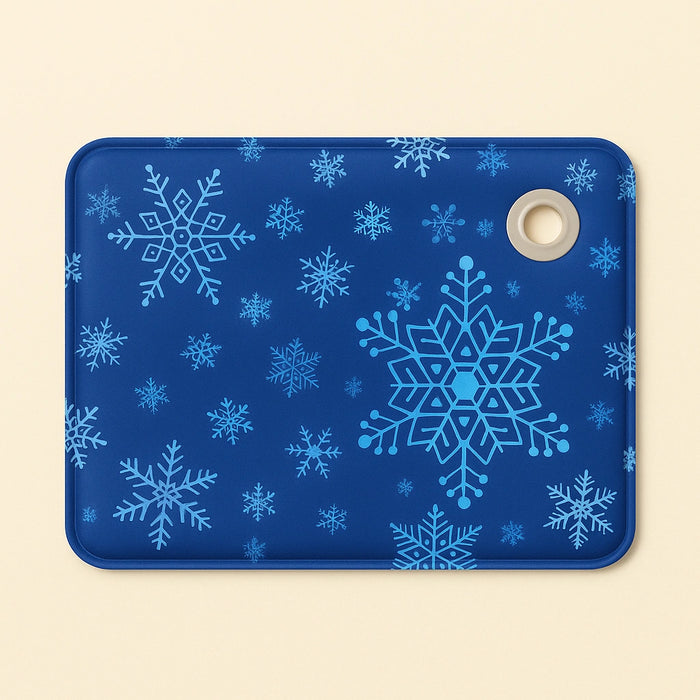 Tappetino refrigerante blu scuro con fiocchi di neve azzurri, perfetto per mantenere freschi i tuoi animali in estate